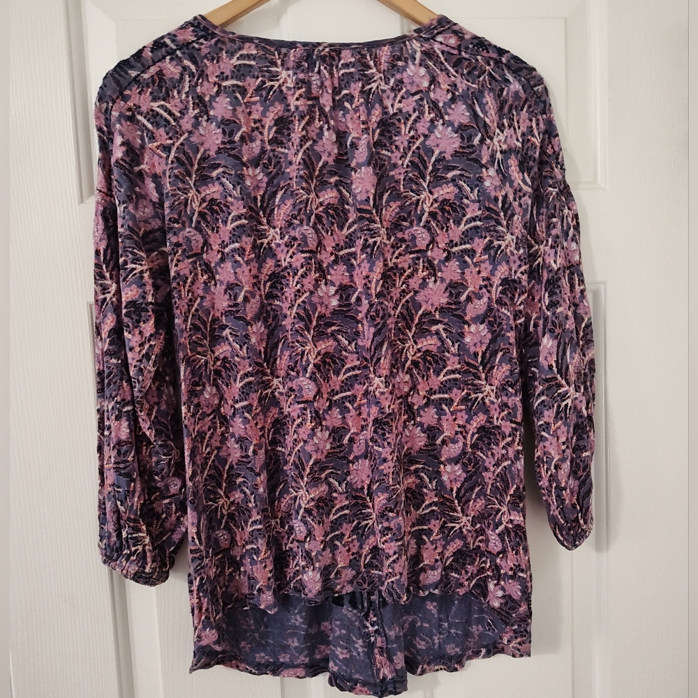 Lucky Brand women's v-neck shirt, size small - Picture 3 of 3